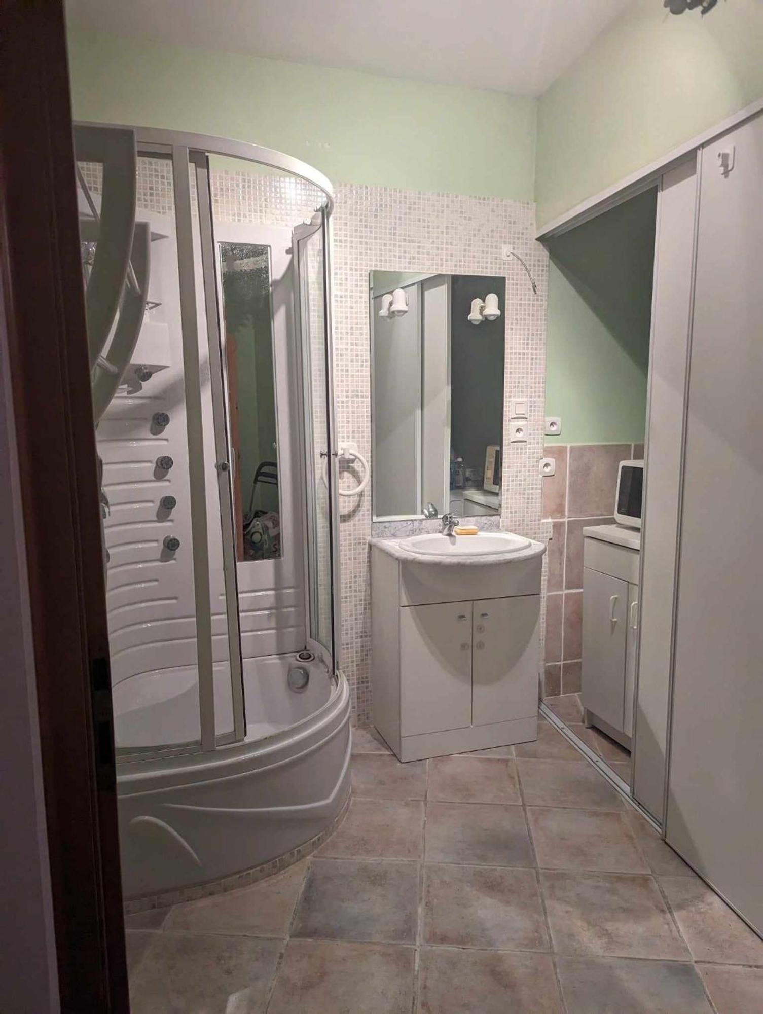 Chambre Climatisee Avec Espaces Privatifs Dont Salle De Bain Et Wc La Liviniere 外观 照片